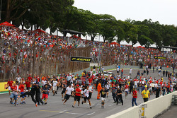 Aficionados invaden la pista al final de la carrera