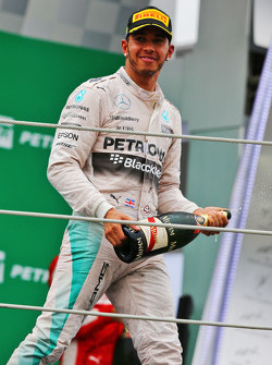 Lewis Hamilton, Mercedes AMG F1 fête sa deuxième place sur le podium