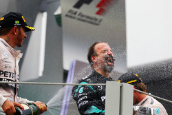 Lewis Hamilton, Mercedes AMG F1 fête sa deuxième place avec Jimmy Waddell, Inspecteur Composites Mercedes AMG F1 sur le podium