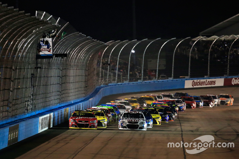 Start: Kurt Busch, Stewart-Haas Racing Chevrolet, überholt Polesitter Jimmie Johnson, Hendrick Motor