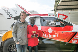 Romain Dumas en Samba, een Senegalese jongen die gered is dankzij Mécénat Chirurgie Cardiaque, met d