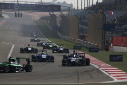 Матевос Исаакян, Koiranen GP едет впереди Пола Вархауга, Jenzer Motorsport и Антонио Фуоко, Carlin