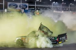 Victory-Lane für den Gesamtsieg: 1. NASCAR Camping World Truck Series 2015: Erik Jones, Kyle Busch M