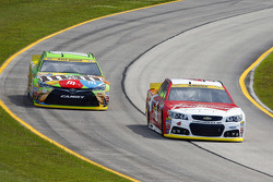 Kyle Busch, Joe Gibbs Racing Toyota y Kevin Harvick, Stewart-Haas Racing Chevrolet