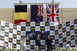 Podio carrera 2: segundo lugar Stoffel Vandoorne, ART Grand Prix, el ganador Mitch Evans, RUSSIAN TI
