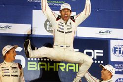 2015 campeones Mark Webber celebran en el podio