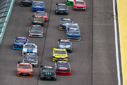 Inicio: Kyle Busch, Joe Gibbs Racing Toyota, Daniel Suárez, Joe Gibbs Racing Toyota y Austin Dillon,