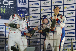 Podio: i vincitori assoluti Romain Dumas, Neel Jani, Marc Lieb, Porsche Team, al terzo posto Alexand