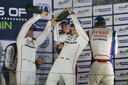 Podio: en general los ganadores Romain Dumas, Neel Jani, Marc Lieb, equipo de Porsche, tercer lugar