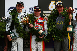 Podio: il vincitore Felix Rosenqvist, Prema Powerteam, il secondo classificato Charles Leclerc, Van Amersfoort Racing, il terzo classificato Alexander Sims, Double R Racing