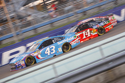 Aric Almirola, Richard Petty Motorsports Ford; Tony Stewart, Stewart-Haas Racing Chevrolet