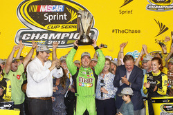 Victory-Lane: Champion NASCAR Sprint-Cup 2015: Kyle Busch, Joe Gibbs Racing Toyota