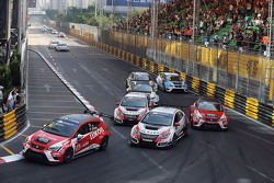 Pepe Oriola, SEAT Leon, Team Craft-Bamboo LUKOIL; Gianni Morbidelli, Honda Civic TCR, West Coast Rac