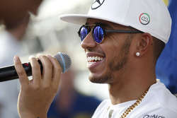 Lewis Hamilton, Mercedes AMG F1 avec des fans