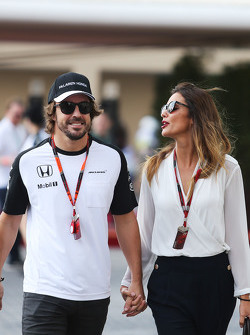 Fernando Alonso, McLaren met vriendin Lara Alvarez