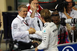 Ganador de la pole Nico Rosberg, Mercedes AMG F1 Team con Thomas Weber, Miembro de la Junta Directiv