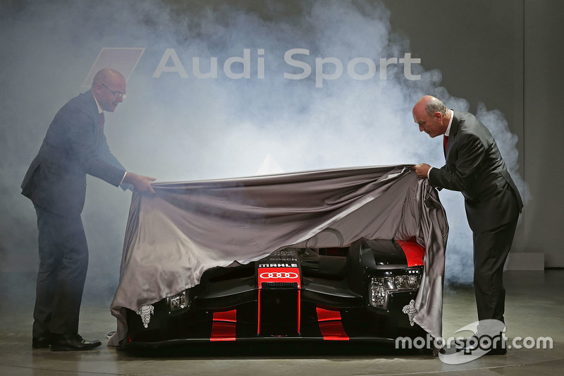 Chris Reinke, LMP-Leiter, und Dr. Wolfgang Ullrich enthüllen den Audi R18 für 2016