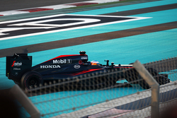 Фернандо Алонсо, McLaren MP4-30 за пределами трассы на старте гонки