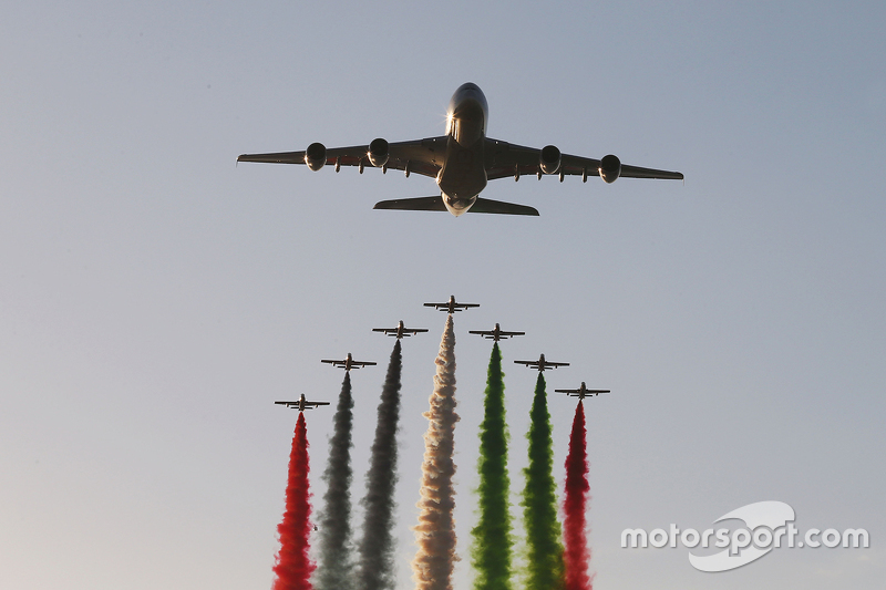 Un avión de Etihad vuela sobre la parrilla