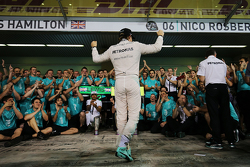 Winnaar Nico Rosberg, Mercedes AMG F1 viert met het team