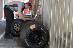 Ingenieur met banden van Pirelli