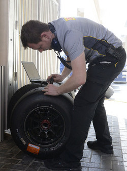 Un ingegnere con gli pneumatici Pirelli