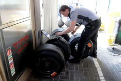 Un ingeniero con los neumáticos Pirelli