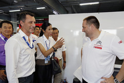 Kobkarn Wattanavrankul, 泰国旅游和体育部长;WTCC推广人、Eurosport Events的COO Francois Ribeiro;伊芙·马顿(Yves Matton),雪