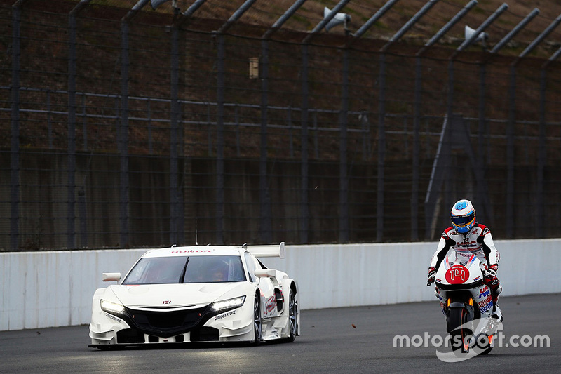 Fernando Alonso andando com RC213V ao lado de um Honda NSX