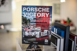 Le livre Porsche Victory 2015 de René de Boer et Tim Upietz