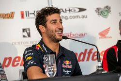 Daniel Ricciardo participa de evento da Red Bull em Perth, sua cidade natal. O australiano fez uma apresentação com o carro campeão de 2011 da escuderia