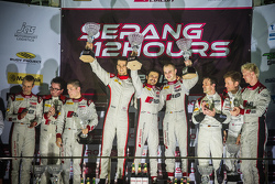 Podium: winnaars Stuart Leonard, Stéphane Ortelli, Laurens Vanthoor, tweede Enzo Ide, Christopher Ha