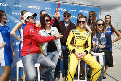 Nicky Catsburg, Lada Vesta WTCC, Lada Sport Rosneft en Jose Maria Lopez, Citroën C-Elysee WTCC, Citr