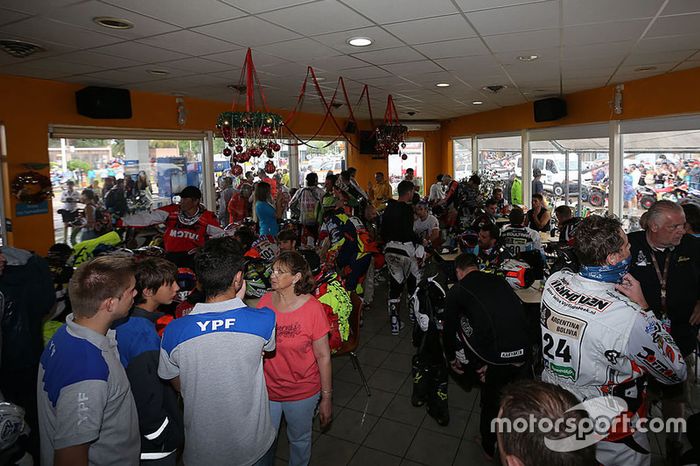 El convoy de motos y quads convoy se detiene en una estación de gasolina.