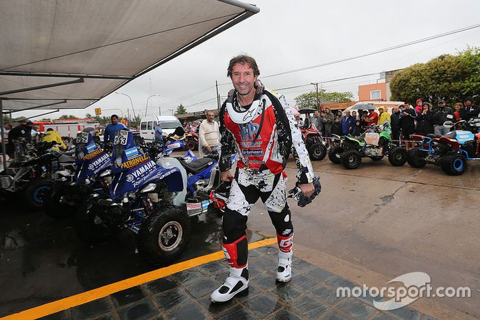 El convoy de motos y quads convoy se detiene en una estación de gasolina.
