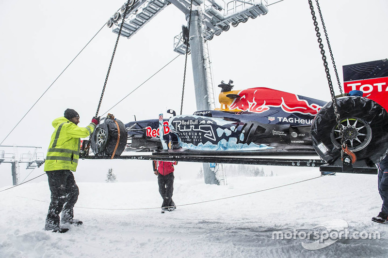 Red Bull RB7 llega en helicóptero