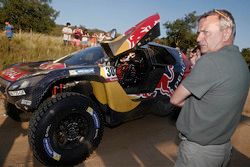 Etienne Lavigne and #302 Peugeot: Stéphane Peterhansel, Jean-Paul Cottret