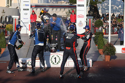 Podio: i vincitori Sébastien Ogier, Julien Ingrassia, Volkswagen Motorsport, secondi Andreas Mikkels