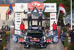 Podium: Sieger Sébastien Ogier, Julien Ingrassia, Volkswagen Motorsport