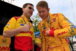 Ryan Hunter-Reay y el ingeniero de carrera Ray Gosselin