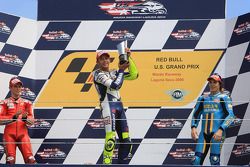 Podio: ganador de la carrera Valentino Rossi, segundo lugar Casey Stoner, tercer lugar Chris Vermeul