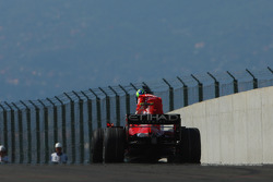 Felipe Massa, Scuderia Ferrari F2008, sufre una falla mecánica en el cable cerca del final de la car