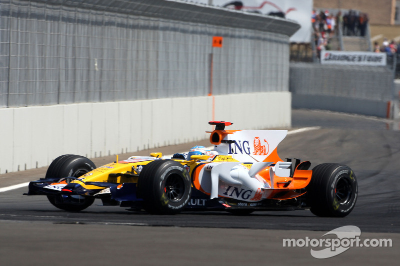 Fernando Alonso, Renault F1 Team, with a damaged car