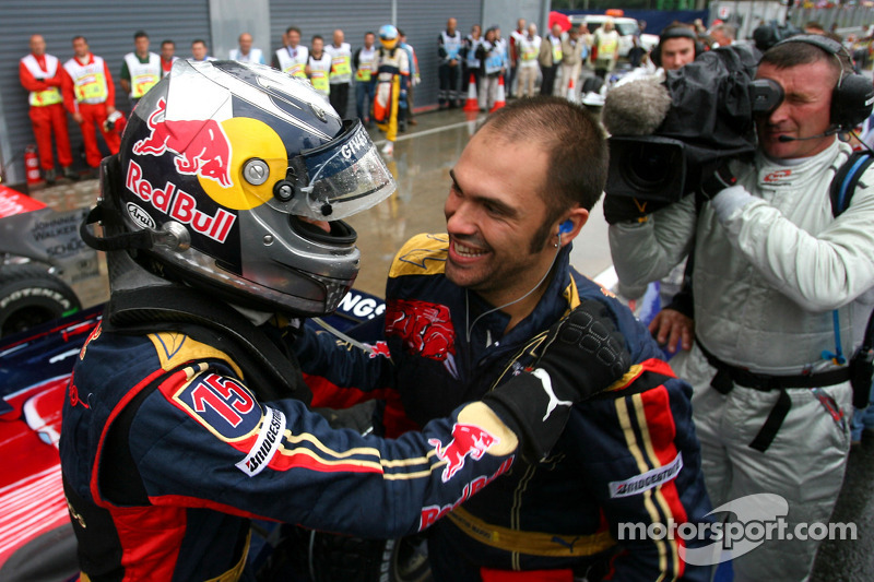 Ganador de la pole position Sebastian Vettel celebra