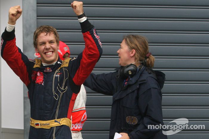Ganador de la pole position Sebastian Vettel celebra