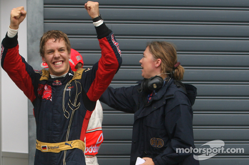 Ganador de la pole position Sebastian Vettel celebra