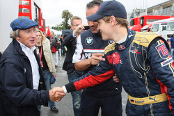 Pole: Kazanan Sebastian Vettel kutlama yapıyor ve Sir Jackie Stewart