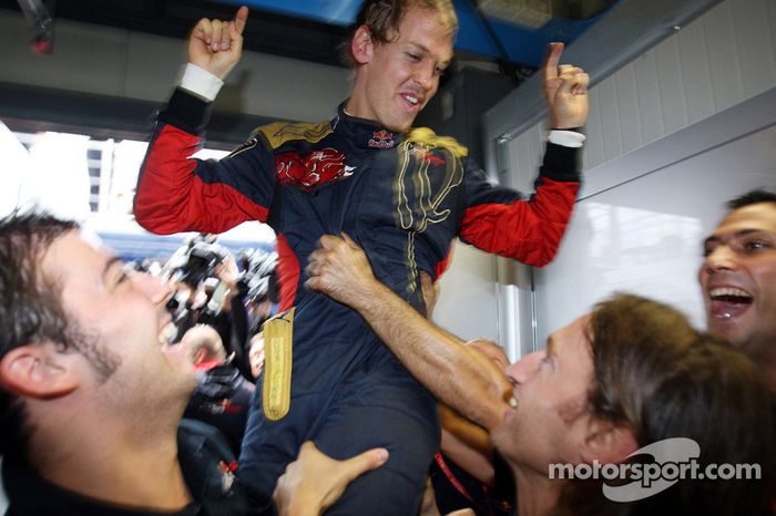 Ganador de la pole position Sebastian Vettel celebra