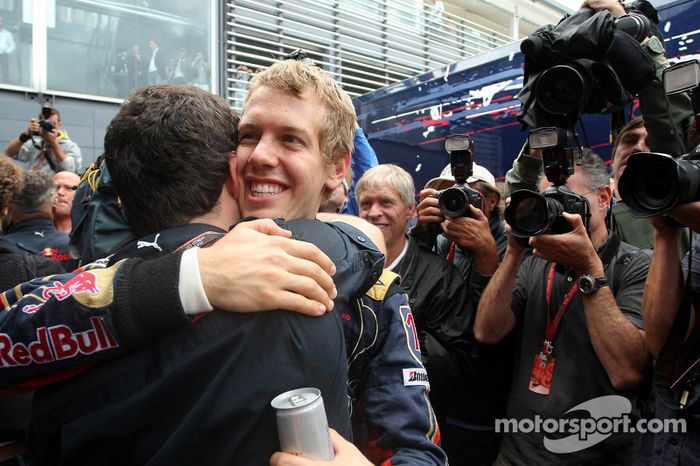 Ganador de la pole position Sebastian Vettel celebra
