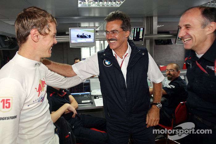 Ganador de la pole position Sebastian Vettel celebra con Dr. Mario Theissen, BMW Sauber F1 Team, BMW